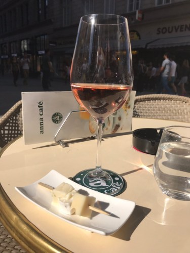 Ett glas Rosé på Anna Café.