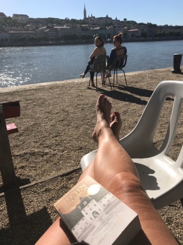 Sekten på Dimön av Mariette Lindstein. Vid Kedjebron i Budapest.