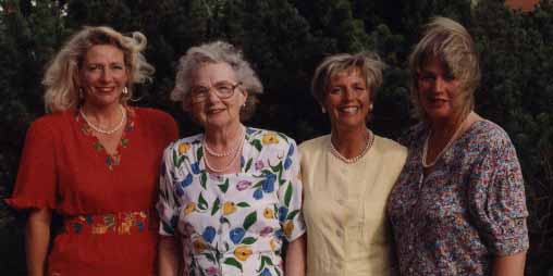 Jag, mamma och mina systrar.